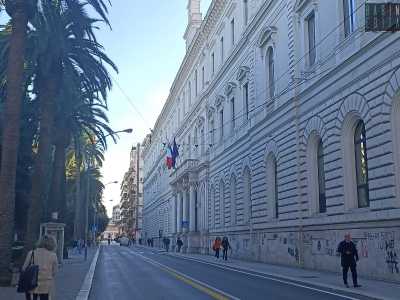 ...e seguiamo i cavi che ci accompagnano fino all�ingresso principale dell�Ateneo, in piazza Umberto...